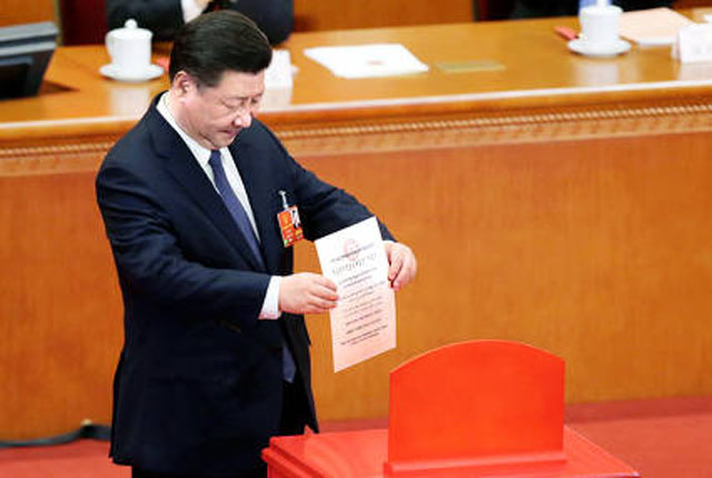 지난 11일 전인대 회의에서 투표 용지를 투표함에 넣는 시진핑 中국가주석. 투표 용지가 펼쳐진 것을 볼 수 있다. ⓒ연합-로이터. 무단전재 및 재배포 금지.
