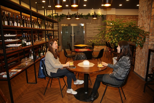 ▲ 영동군이 영동전통시장 제2주차장 옆에 특별한 와인 전문 카페를 개장했다.ⓒ영동군