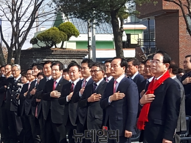 ▲ 환영식에서 김주수 의성군수 등이 국기에 대한 경례를 하고 있다.ⓒ뉴데일리