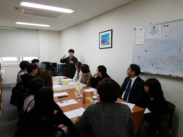 ▲ 대구대 도야마국제대학센터에서 학생들이 머리를 맞대 토론하고 있다.ⓒ대구대학교