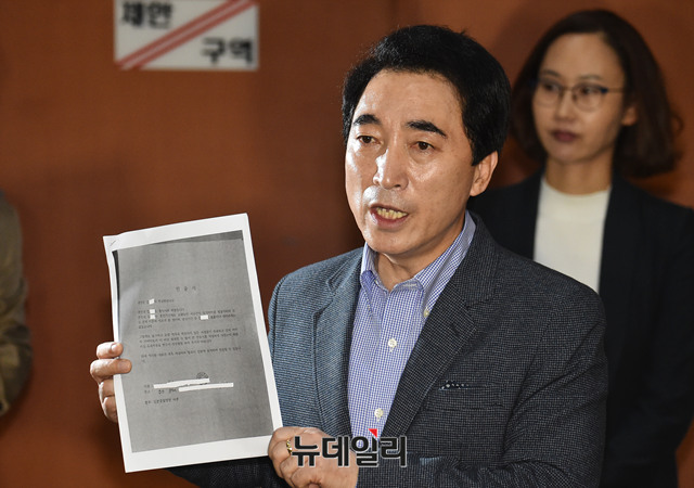 ▲ 박수현 전 청와대 대변인이 11일 국회에서 기자회견을 열어, 지난 9일 전처 측에 의해 열린 충남도청 기자회견에서 자신을 향해 제기된 의혹에 적극 반박하고 있다. ⓒ뉴데일리 이종현 기자