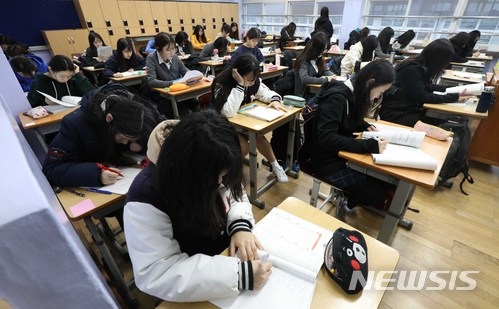 지난 8일 서울 성동구 무학여자고등학교에서 학생들이 '2018년 전국연합학력평가' 응시를 준비하고 있다. ⓒ뉴시스