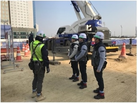 ▲ 현대엔지니어링 신입사원들이 '하남 오피스텔 2차' 현장에서 안전관리 과정을 체험하고 있다. ⓒ현대엔지니어링