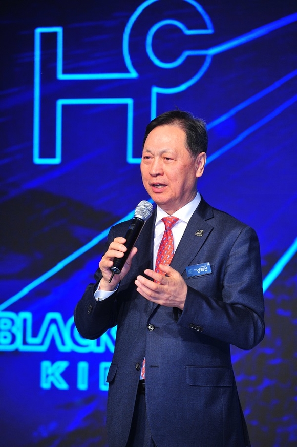 강태선 블랙야크 회장이 12일 서울 양재동 더케이호텔에서 창립 45주년을 맞아 브랜드 블랙야크만의 고유의 독창성을 강화한다고 밝혔다.ⓒ블랙야크
