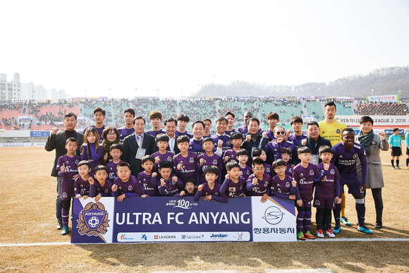 ▲ 최종식 대표이사(사진 셋째줄 오른쪽에서 네 번째), FC 안양 구단주 이필운 안양시장(셋째줄 가운데)  등이 11일 안양종합운동장에서 열린 2018 K리그2 FC 안양 홈개막전에서 FC 안양 선수단과 기념촬영을 하고 있다.ⓒ쌍용자동차