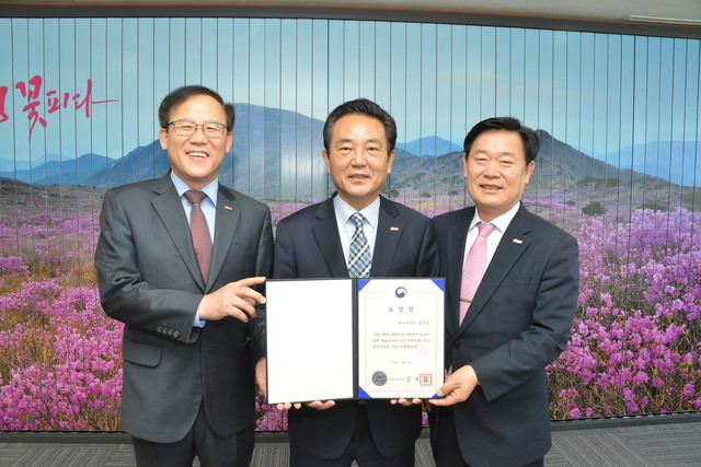 ▲ 대구 달성군(군수 김문오, 사진 중간)은 행정안전부와 일자리위원회 주관으로 열린 ‘제1회 대한민국 지방정부 일자리 정책 박람회’에서 행정안전부 장관 기관표창을 수상했다.ⓒ달성군