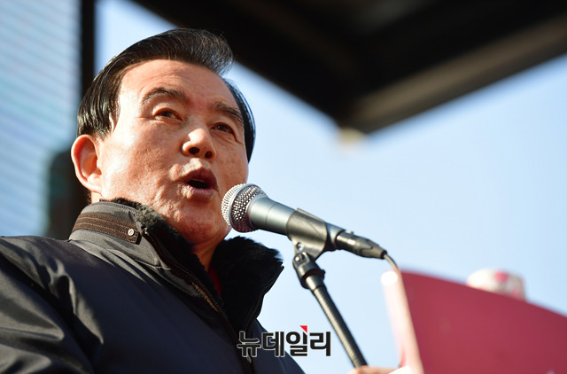 ▲ 자유한국당 홍문표 사무총장이 13일 '사면 1호' 정봉주 전 의원 등의 미투 운동 연루와 관련해 문재인 대통령이 대국민사과해야 한다고 압박했다. ⓒ뉴데일리 정상윤 기자