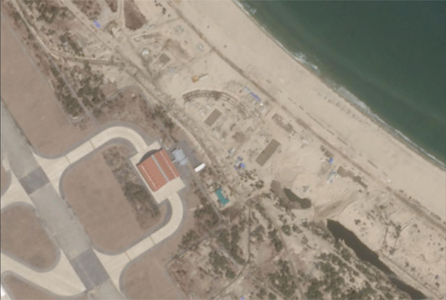 ▲ 김정은 정권이 지난 1월 하순부터 원산 갈마공항 옆 해변에 대규모 휴양시설을 짓고 있다고 한다. 사진은 美상업용 위성업체 '플래닛'이 지난 3월 11일 촬영한 사진이다. ⓒ美VOA 관련보도 화면캡쳐-美'플래닛' 제공.