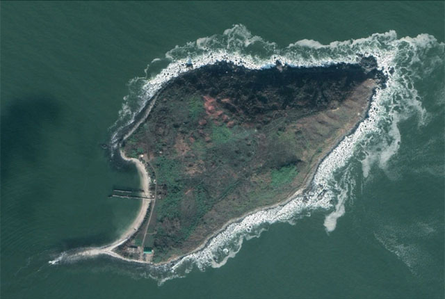 ▲ 원산 갈마공항에서 2km 가량 떨어진 곳에 있는 '표적용 무인도'. 곳곳에 패인 자국은 포 사격의 흔적이라고 한다. ⓒ美VOA-구글 어스 캡쳐.