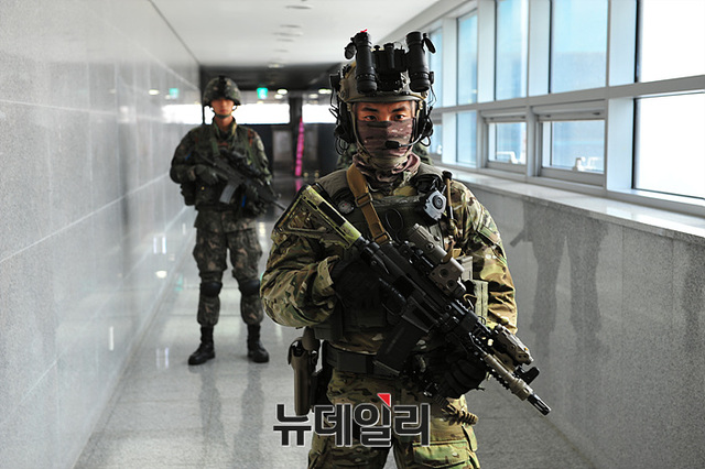 ▲ 해외 군에서 사용하고 있는, 최신 개인 전투체계로 무장한 부사관 ⓒ뉴데일리 오세진