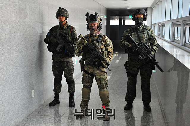 ▲ 기존장비와 보급중인 장비 및 개인구매장비들로 무장한
 부사관들 ⓒ뉴데일리 오세진