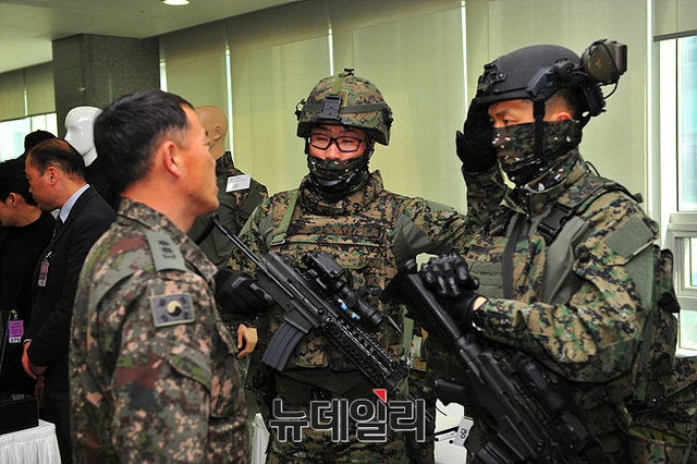 ▲ 개선 장구류 및 개인장비로 무장한 장비에대한 설명을 하고 있는 부사관 ⓒ뉴데일리 오세진