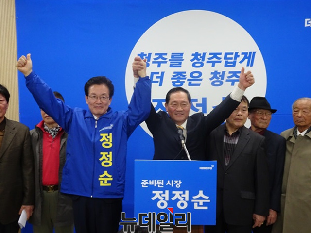 ▲ 13일 청주시 브리핑룸에서 이종윤 전 청원군수와 더불어민주당 정정순 청주시장 예비후보가 손을 맞잡고 의기투합하고 있다.ⓒ이민기 기자