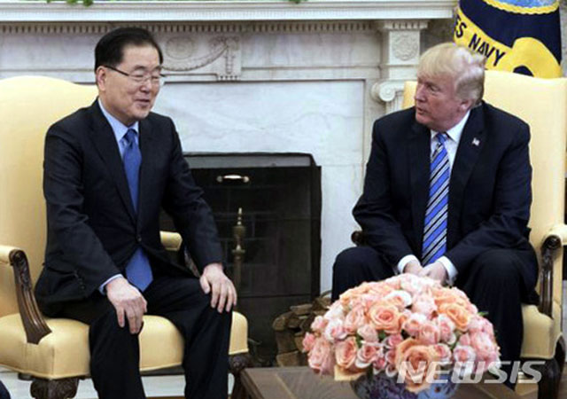 ▲ 지난 8일(현지시간) 美백악관에서 도널드 트럼프 대통령에게 북한 김정은의 메시지를 전하는 정의용 청와대 국가안보실장. ⓒ뉴시스. 무단전재 및 재배포 금지.