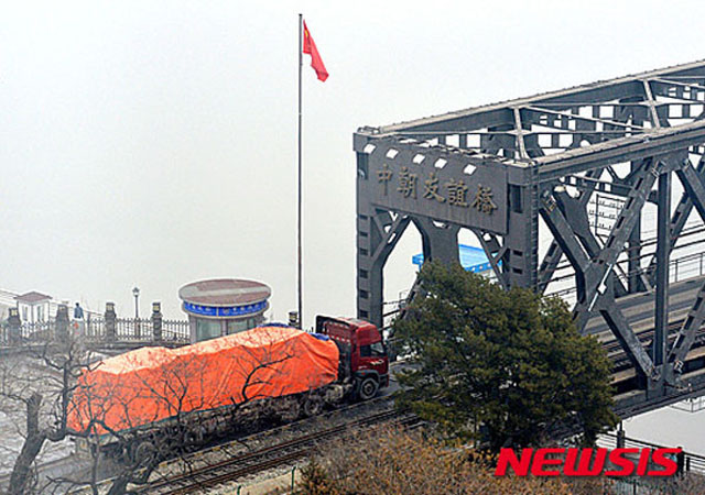 ▲ 최근 中단둥에서는 '빈 트럭'으로 위장해 물품을 밀수하려던 북한 트럭이 적발돼 논란이 일었다고 한다. 사진은 2016년 3월 中단둥에서 북한으로 넘어가는 트럭. ⓒ뉴시스. 무단전재 및 재배포 금지.