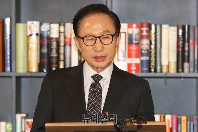 ▲ 이명박 전 대통령이 지난 1월 17일 서울 강남구 삼성동 사무실에서 검찰의 국정원 특수활동비 의혹 수사 등에 대한 입장을 밝히는 모습. ⓒ뉴데일리 DB