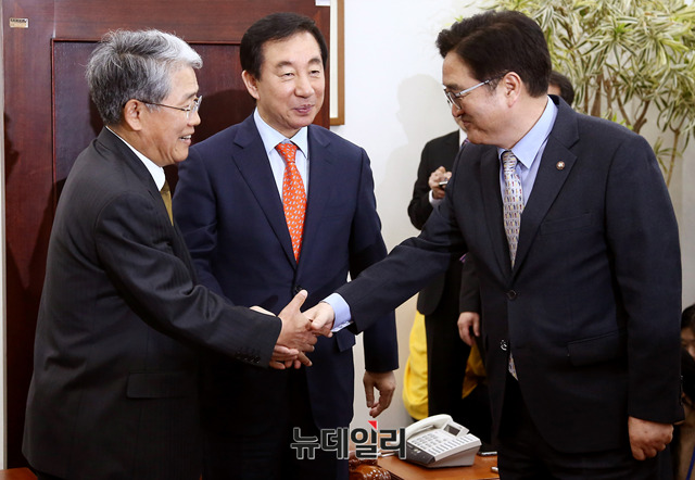 ▲ 김동철 바른미래당 원내대표, 김성태 자유한국당 원내대표, 우원식 더불어민주당 원내대표(왼쪽부터)가 13일 오후 국회 운영위원장실에서 열린 3당 원내대표 회동에 앞서 악수를 나누고 있다. ⓒ뉴데일리 정상윤 기자