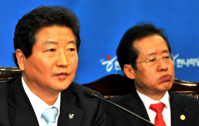 ▲ 과거 한나라당 시절 각각 대표최고위원과 수석최고위원을 맡았던 안상수 창원시장과 홍준표 대표가 공개 회의 석상에서 굳은 표정을 짓고 있다. ⓒ뉴시스 사진DB