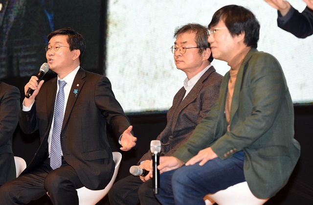 ▲ 전해철 더불어민주당 의원이 10일 오후 경기 수원 아주대학교에서 열린 ‘함께한 시간, 역사가 되다’ 전해철 북 콘서트에서 인사말을 하고 있다. ⓒ뉴시스