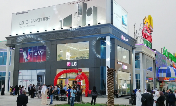 ▲ LG전자가 지난 11일 쿠웨이트의 핵심 상권인 로자나 몰에서 LG 프리미엄 브랜드샵을 열었다. ⓒLG전자