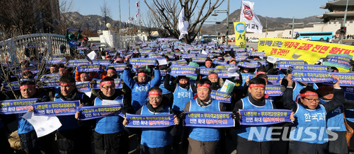 ▲ 지난 1월 서울 세종로 정부서울청사 앞에서 한국교원단체총연합회 등이 교장공모제 전면 확대를 규탄하는 집회를 진행하고 있다. ⓒ뉴시스