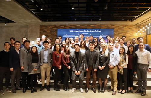 ▲ 컬럼비아대 MBA과정 학생 및 교수진이 한화생명 드림플러스 강남 방문해 기념촬영을 하고 있다. ⓒ한화생명