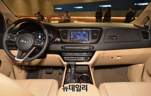 ▲ 기아자동차는 13일 서울 강남구 압구정에 위치한 BEAT 360에서 ‘더 뉴(The New) 카니발’의 사진영상발표회를 갖고 본격 판매에 돌입했다.ⓒ뉴데일리 공준표 기자