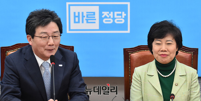 ▲ 유승민 전 바른정당 대표가 지난 2월 7일 오후 국회 당대표실을 방문한 조배숙 민주평화당 대표에게 축하인사를 하고 있다. ⓒ뉴데일리 이종현 기자