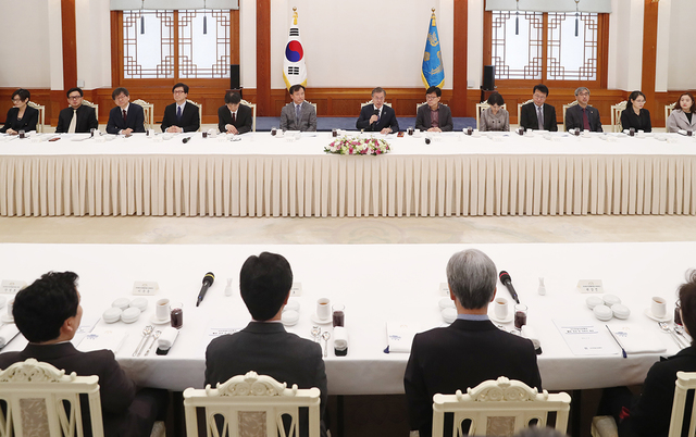▲ 문재인 대통령이 지난 13일 국민헌법자문특별위원회 위원들을 청와대로 초청, 오찬하고 있다. ⓒ청와대 제공