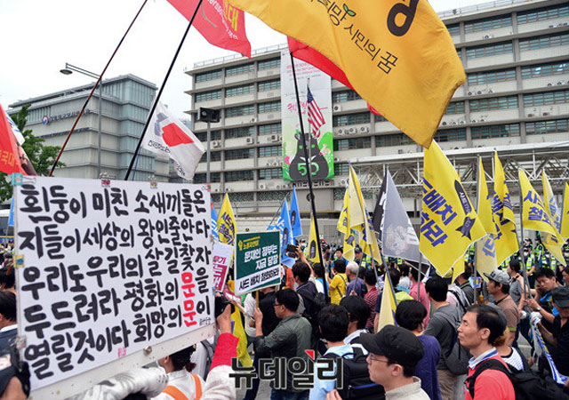 ▲ 2017년 6월 24일 서울 광화문에서 열린 주한 美대사관 포위 시위 현장. 반미시위에 주도적인 역할을 하는 사람들 가운데 적지 않은 수가 美국무부의 도움을 얻어 미국 유학 또는 연수를 다녀왔다고 한다. ⓒ뉴데일리 DB.