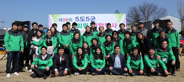 ▲ 5도5군 4-H 회원 300여명이 13일 충남 금산군 농기센터에 모여 화합을 다지고 있다.ⓒ충남 금산군