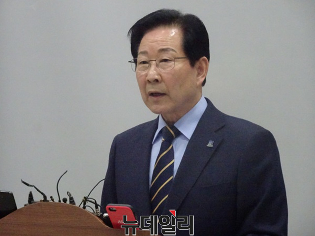 ▲ 더불어민주당 우건도 충주시장 예비후보가 14일 충북도 브리핑룸에서 기자회견을 열고 성추행 의혹에 대해 음모라고 말하고 있다.ⓒ이민기 기자