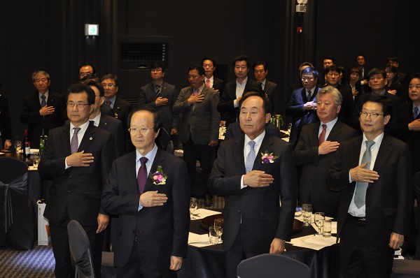 ▲ 청주상공회의소가 14일 S컨벤션에서 새롭게 구성된 제23대 상공의원과 사무처 임직원 등 내부 관계자 100여명이 참석한 가운데 ‘청주상공회의소 회장 이·취임식’ 행사를 진행하고 있다.ⓒ청주상공회의소