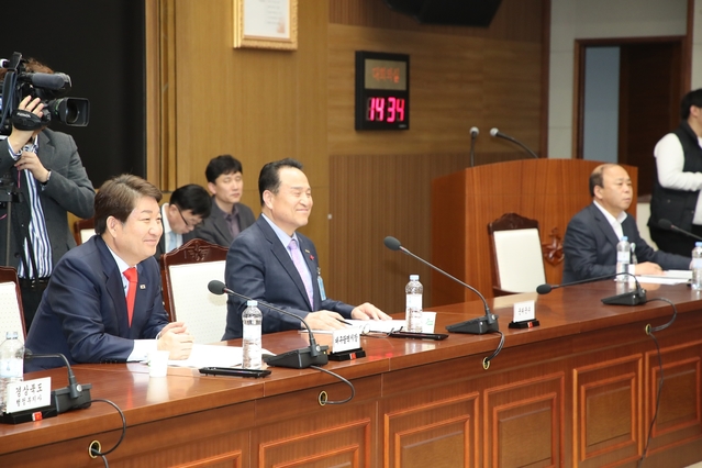 ▲ 14일 국방부 대회의실에서 열린 ‘제2회 대구 군 공항 이전부지 선정위원회 회의에서 권영진 대구시장, 김주수 의성군수(왼쪽부터)가 참석해 회의를 갖고 있다.ⓒ대구시