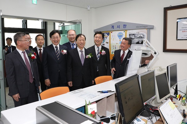 ▲ 대전동부교육지원청이 14일 ‘신청사 개청식’을 가진 가운데 참석한 관계자들이 시설을 둘러보고 있다.ⓒ대전시교육청