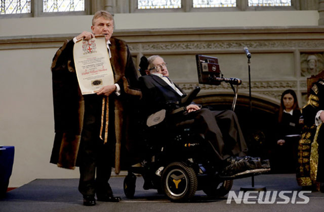 ▲ 천재 물리학자 스티븐 호킹 박사가 향년 76세로 별세했다. 사진은 2017년 3월 런던시 명예자유의 상을 수상할 때 모습. ⓒ뉴시스-AP. 무단전재 및 재배포 금지.