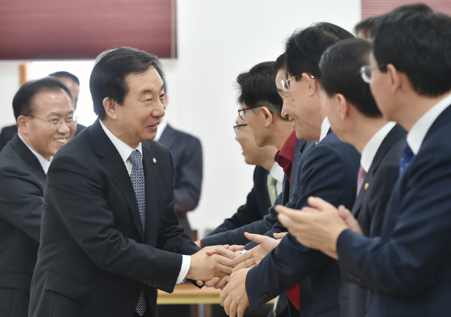 ▲ 자유한국당 김성태 원내대표가 14일 국민개헌대토론회를 열린 대구를 방문해 참석자들과 인사를 나누고 있다. 김성태 원내대표는 이날 대통령개헌안 발의시 한국당에서 이탈표가 나올 수도 있다고 관측한 정해구 국민헌법자문특별위원장을 향해 