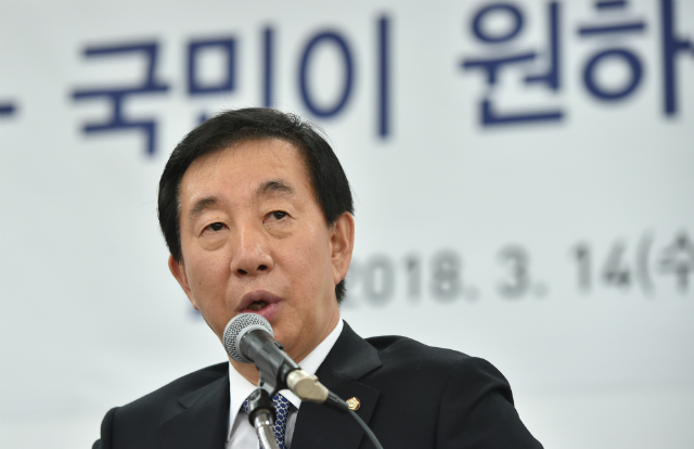 ▲ 자유한국당 김성태 원내대표가 14일 오후 대구에서 열린 국민개헌대토론회에 참석해 개회사를 하고 있다. 이날 개회사에서 김성태 원내대표는
 권력구조·권력기관 개편과
 패키지로 합의하는 것을 전제로 선거구제 개편을 논의할
 수 있다고 천명했다. ⓒ뉴시스 사진DB