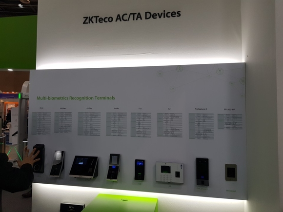▲ ZKTeco의 생체 인식 기기들ⓒ전상현 기자