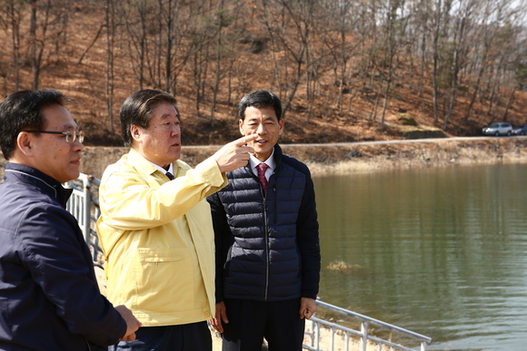 ▲ 농어촌공사 최규성 사장이 경남 밀양 가산저수지를 찾아 수자원 현황을 점검하고 있다. ⓒ농어촌공사