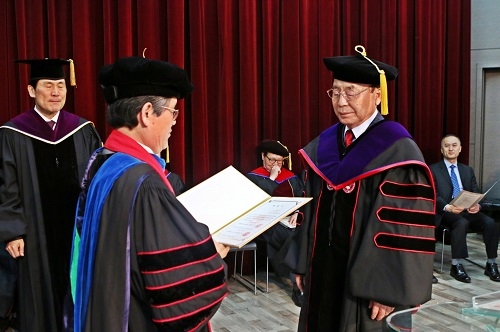 ▲ 서희건설 이봉관 회장이 나사렛대학교 명예 재활학박사 학위를 수여 받고 있다. ⓒ서희건설