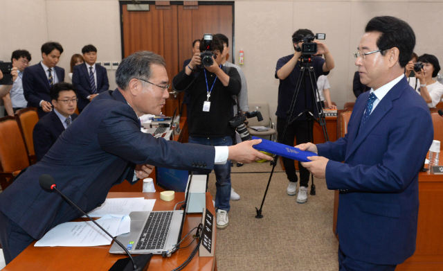 ▲ 더불어민주당 이개호 의원이 불출마를 선언한 전남도지사에 김영록 농림축산식품부장관이 장관직을 내려놓고 도전에 나선다. 사진은 지난해 6월 국회에서 열린 인사청문회에서 김영록 장관이 이개호 농해수위원장직무대행에게 선서문을 전달하고 있는 모습. ⓒ뉴시스 사진DB