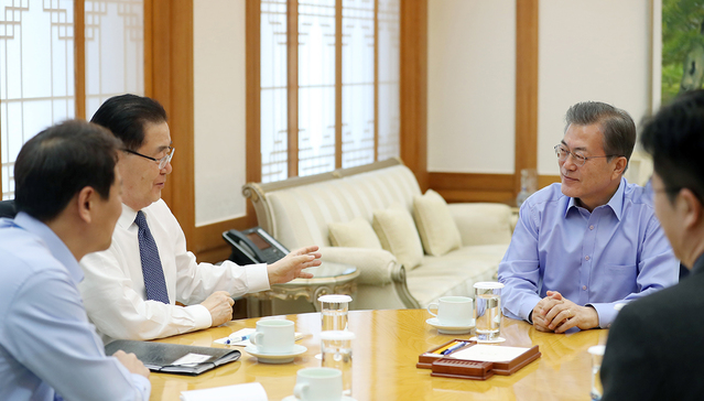 ▲ 문재인 대통령(오른쪽)과 정의용
 국가안보실장(왼쪽). ⓒ청와대 제공