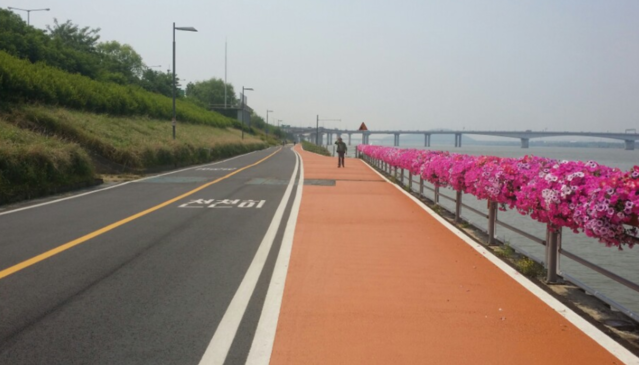 ▲ 서울시 한강사업본부가 19일부터 한강공원 자전거도로 5곳에 대한 시설 개선 작업에 돌입한다고 15일 밝혔다.ⓒ서울시 제공