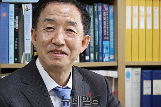 ▲ 김사열 대구시교육감 예비후보가 14일 경북대 연구실에서 가진 본지와의 인터뷰에서 포즈를 취하고 있다.ⓒ뉴데일리