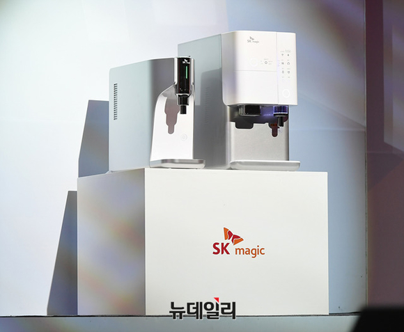 ▲ 14일 출시된 SK매직 올인원 정수기 시리즈 (왼쪽부터 올인원 직수, 올인원 직수얼음 정수기) ⓒ 뉴데일리 정상윤 기자