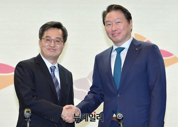 ▲ 최태원 SK그룹 회장(오른쪽)이 14일 김동연 부총리(왼쪽)를 만나 향후 투자계획을 밝혔다,  ⓒ공준표 기자