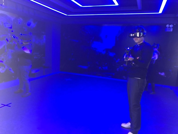 ▲ '스페셜포스 VR' 체험 모습ⓒ전상현 기자