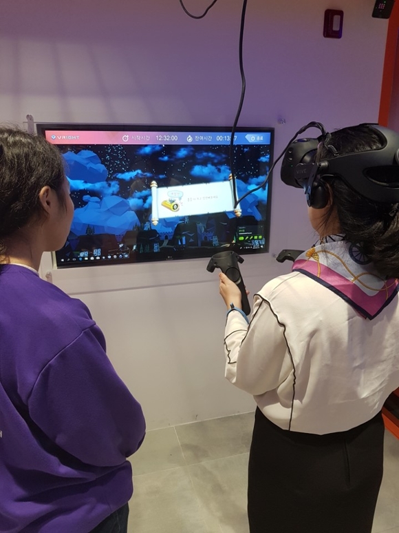 ▲ VR게임룸 체험 모습ⓒ전상현 기자