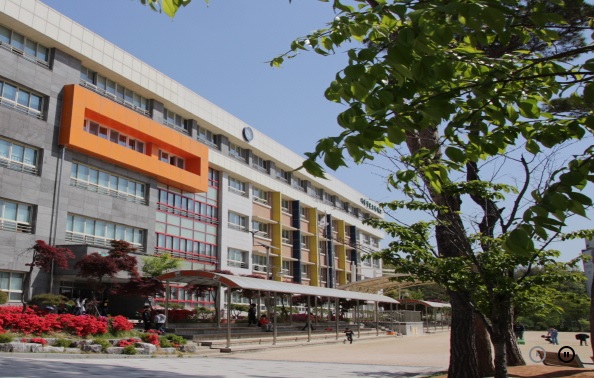 ▲ 양천구 서울신은초등학교 전경. 신입생들의 학교 적응을 돕기 위해 17일 오후 2시부터 '오늘은 아빠랑 놀자' 프로그램을 진행한다. ⓒ서울신은초 홈페이지